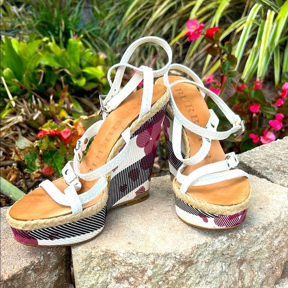 Burberry Nova Check Wedges w/ COE - Picture 1 of 14